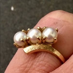 VINTAGE TRIPLE PEARL SOLID GOLD RING